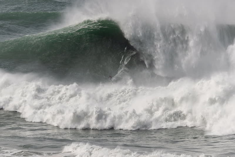 Nazaré, the green wall